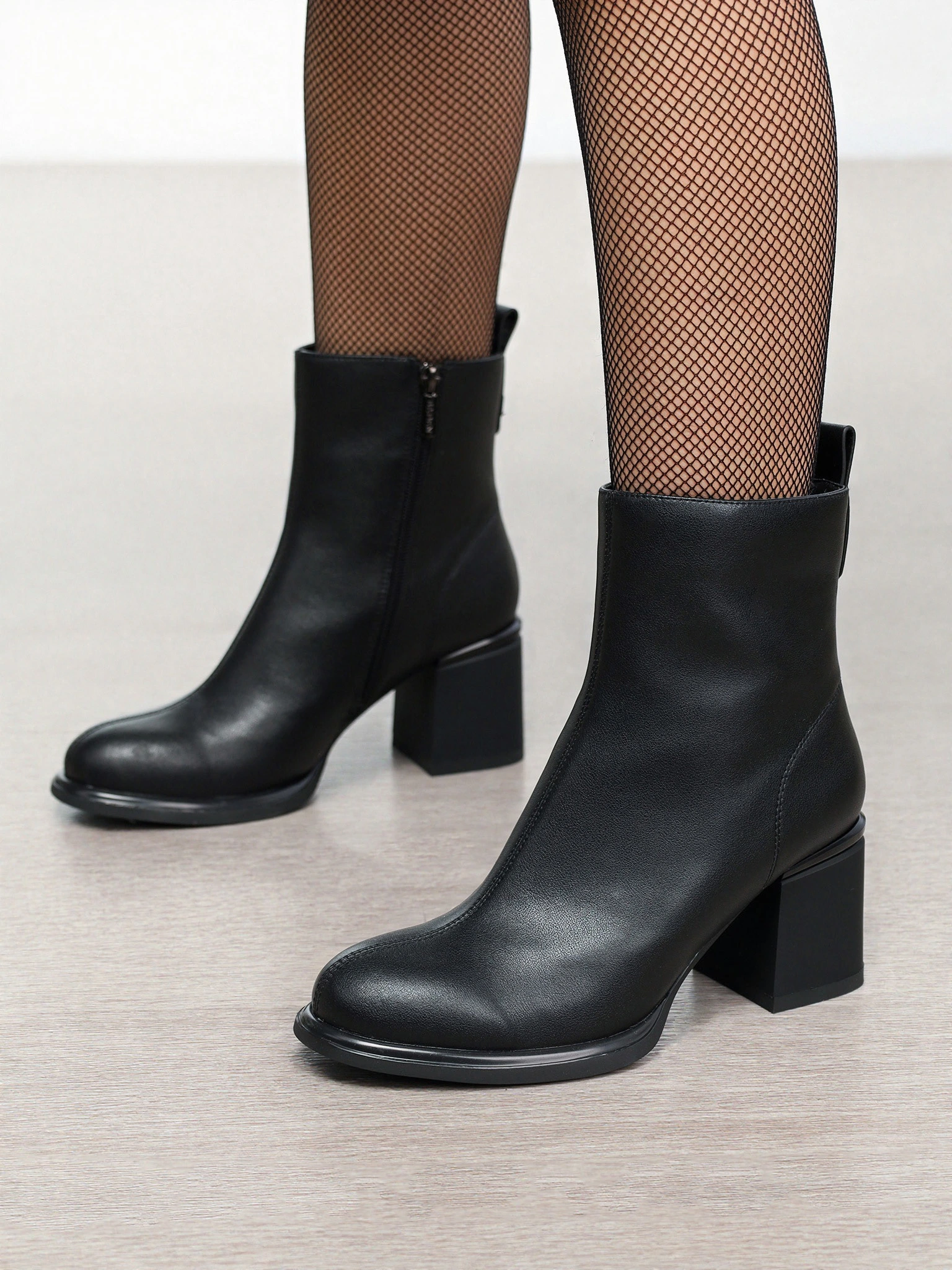 Ботильоны черного цвета на высоком широком каблуке